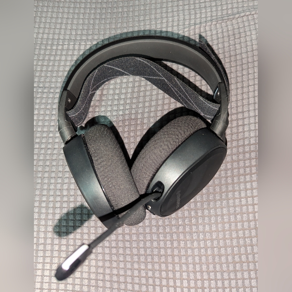 Steel Series Artis 7 for PS5 and PS4